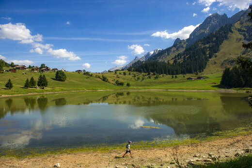 Bergmeer en groen Alpenlandschap op camping CAPFUN Plan du Fernuy in LA CLUSAZ (74).