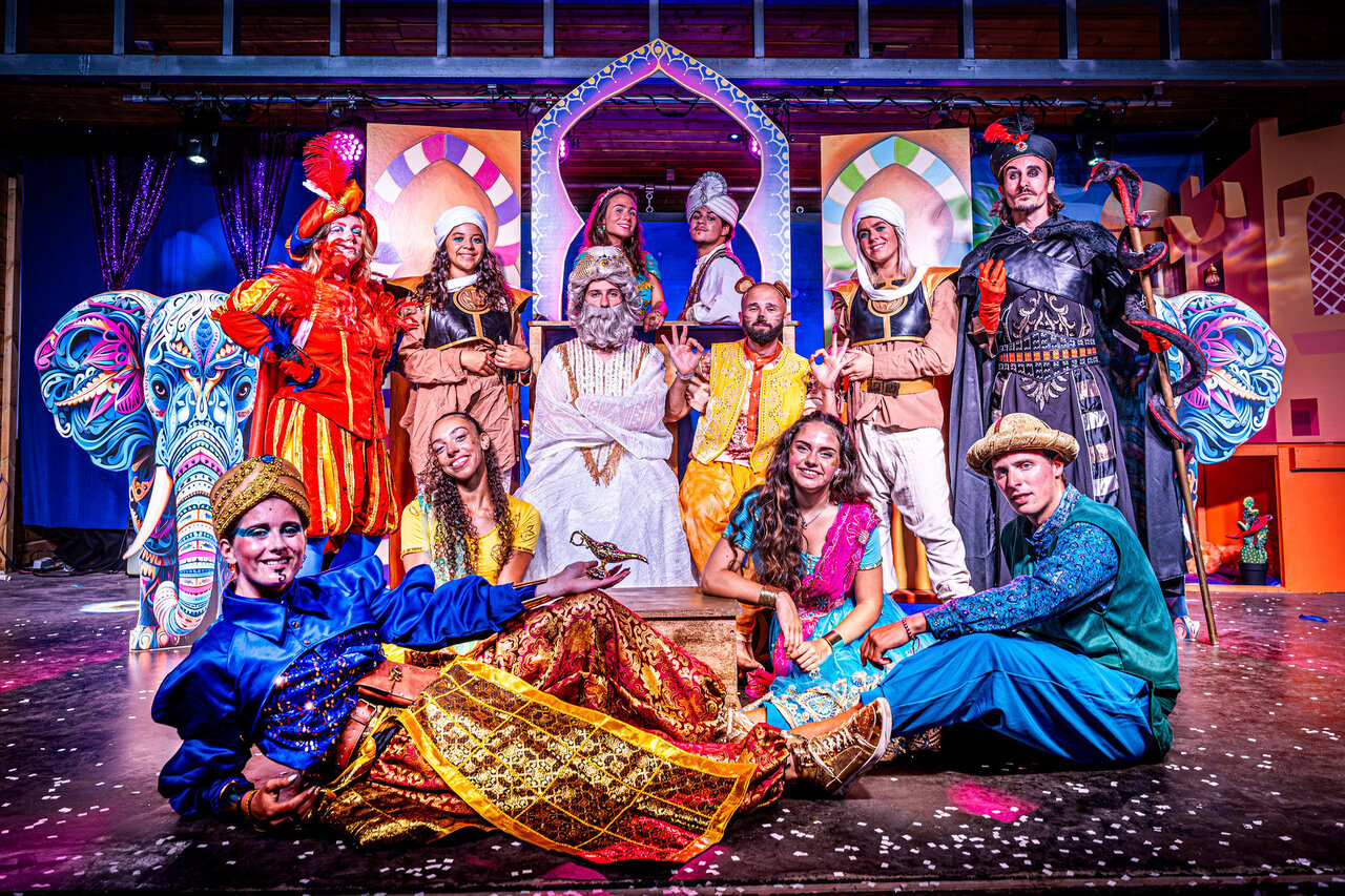 Animatieteam in kostuums op podium, show CAPFUN Pomme de Pin Saubion (40).