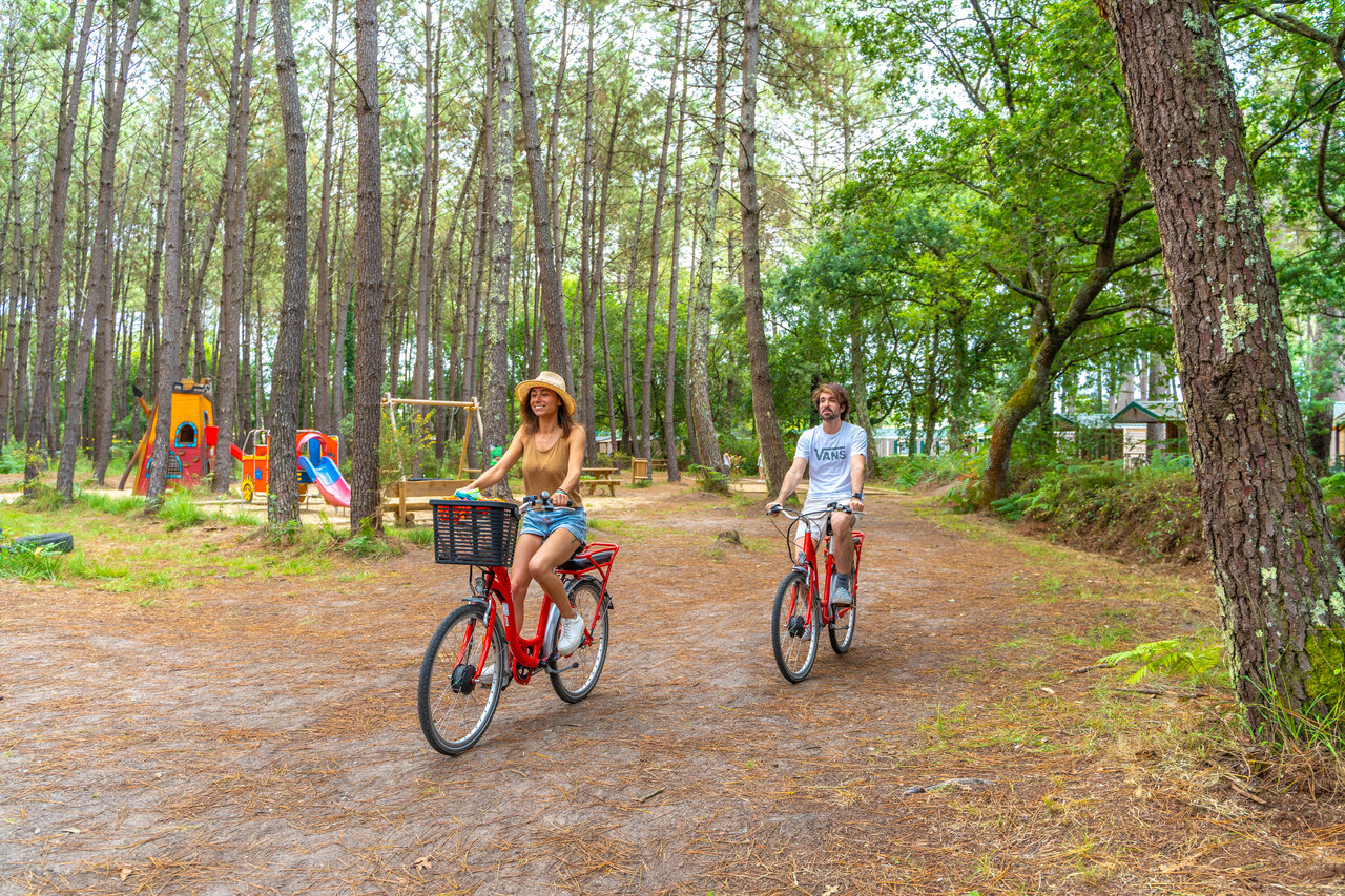 Fietsen, bos, speeltuin, op camping CAPFUN Pomme de Pin in Saubion.
