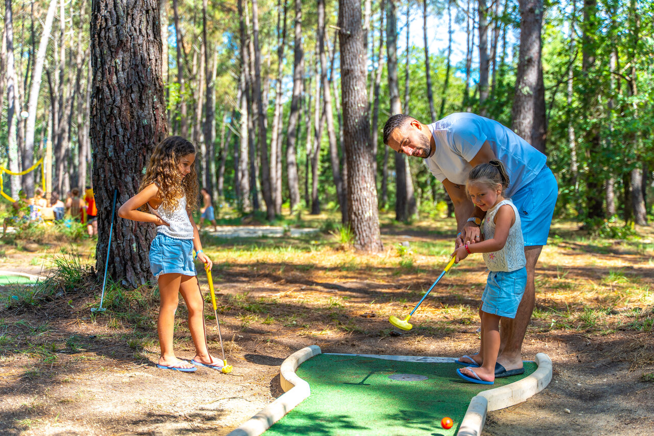 Familie minigolf in bos op camping CAPFUN Pomme de Pin in Saubion (40).