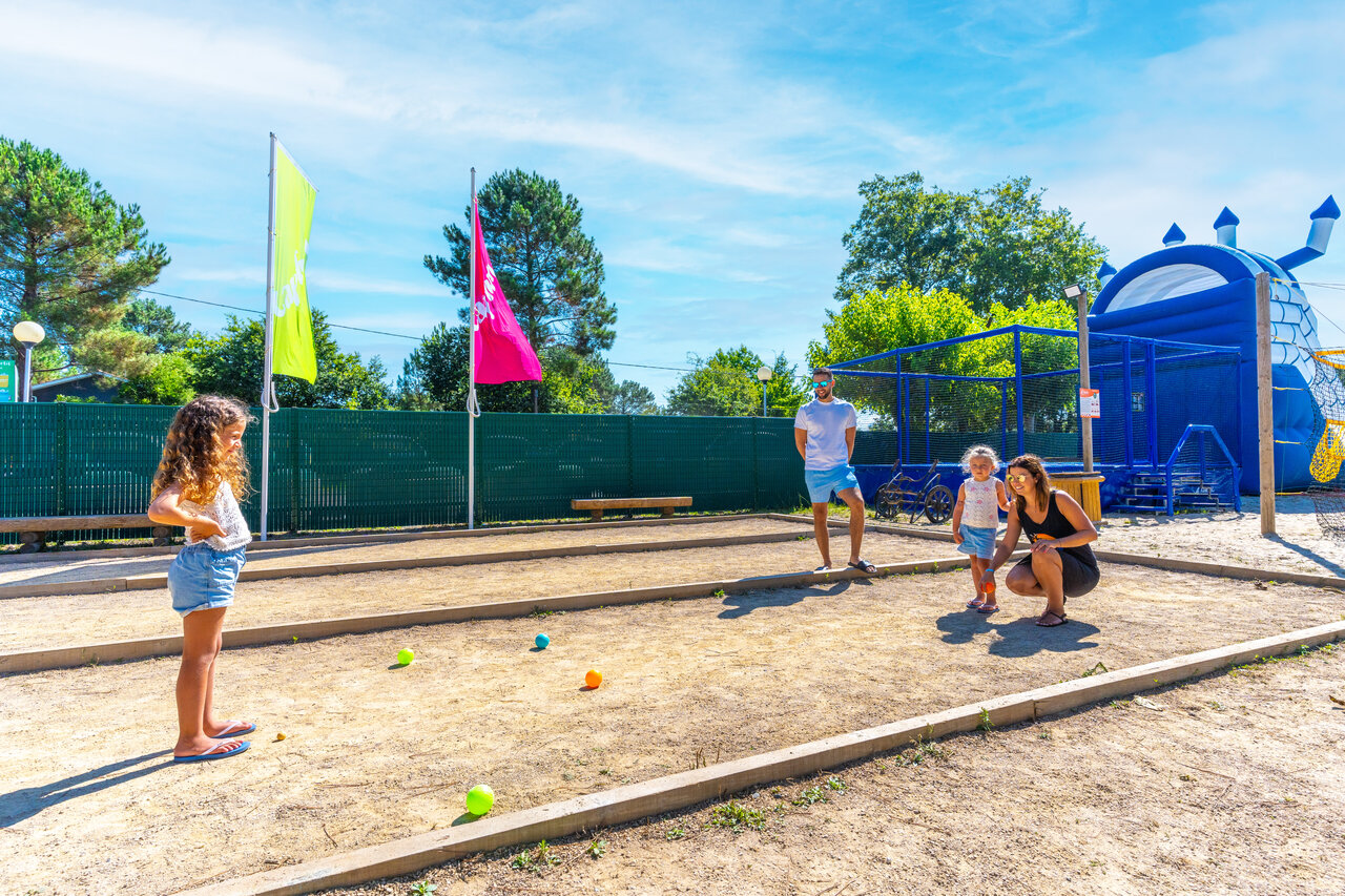 Familie speelt jeu de boules op camping CAPFUN Pomme de Pin in Saubion (40).