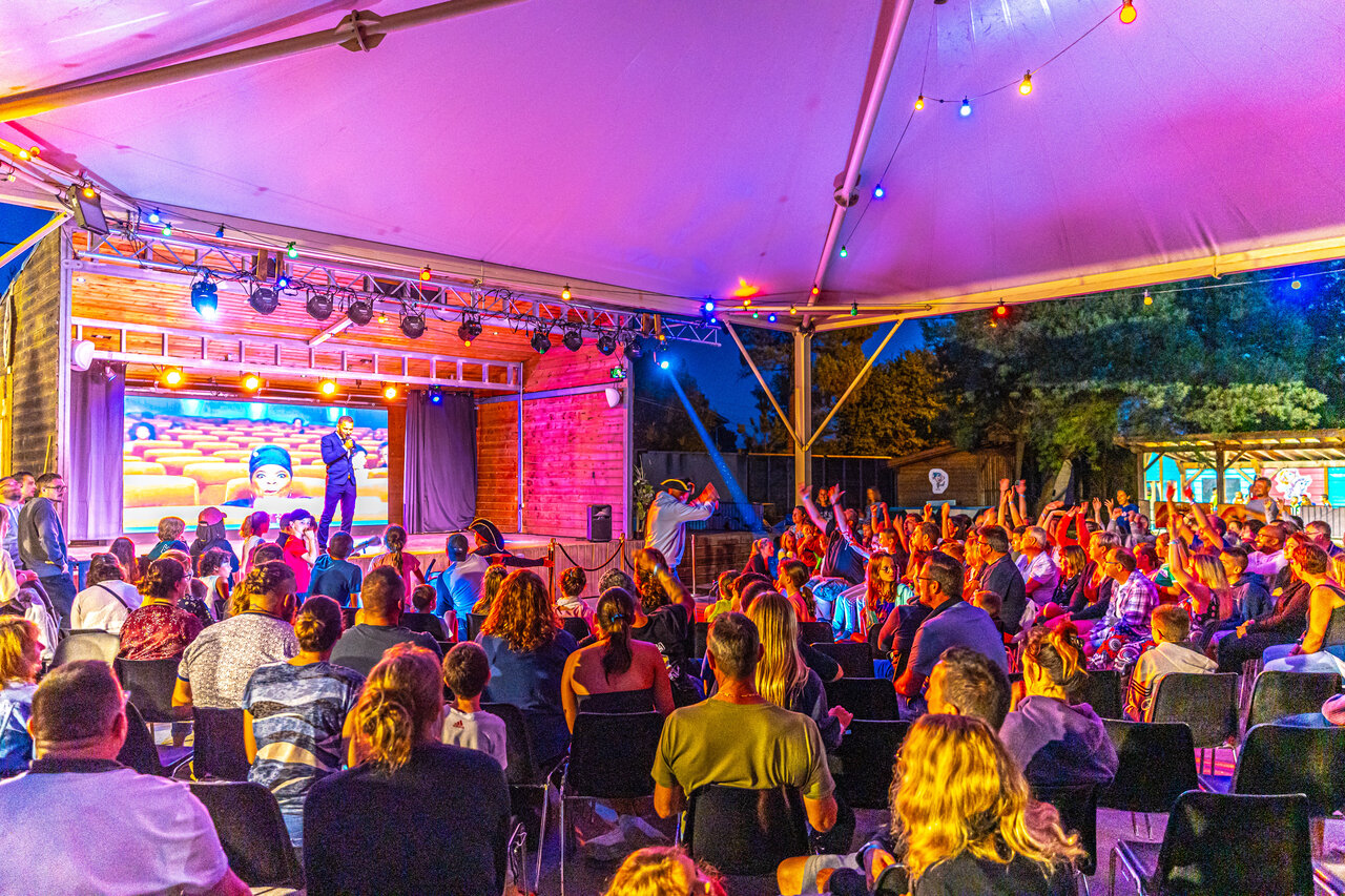 Avondanimatie op het podium op camping CAPFUN Pomme de Pin in Saubion (40).