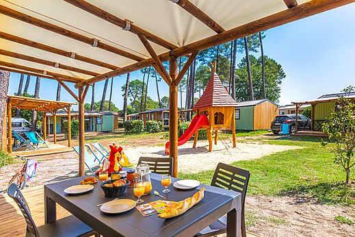 Speelhuisje en terras van stacaravan op camping CAPFUN Pomme de Pin in Saubion.