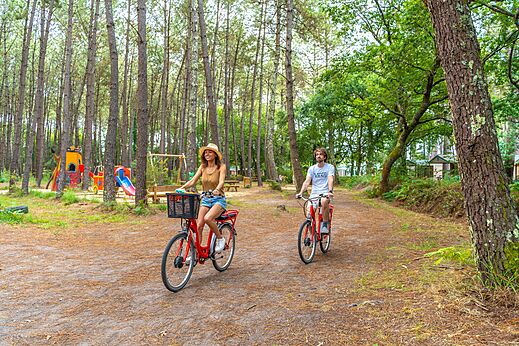 Fietstocht in het bos op camping CAPFUN Pomme de Pin in Saubion (40).