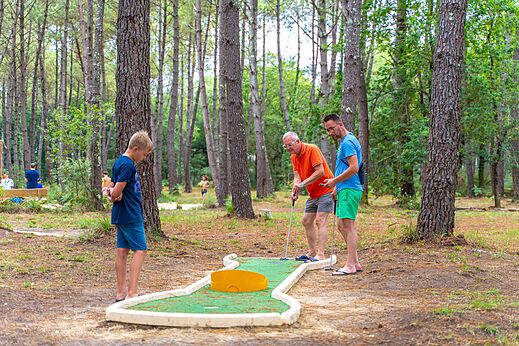Familie minigolfbaan in de natuur op camping CAPFUN Pomme de Pin in Saubion (40).