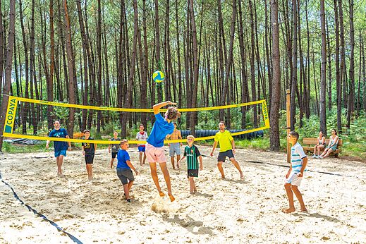Beachvolleybalveld met spelers op camping CAPFUN Pomme de Pin in Saubion (40).