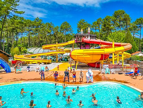 Buitenzwembad, glijbanen en animatie op camping CAPFUN Pomme de Pin in Saubion (40).