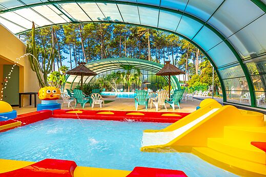 Overdekt zwembad, glijbaan, kinderbad CAPFUN Pomme de Pin in Saubion (40).