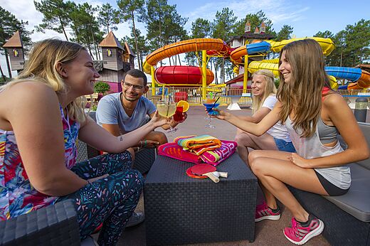 Vrienden met cocktails bij de waterglijbanen, camping CAPFUN Pomme de Pin Saubion (40).