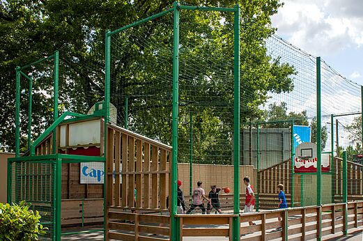 Multisportterrein voor kinderen op camping CAPFUN Pomme de Pin in Saubion.