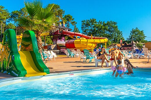 Buitenzwembad, glijbanen en waterspelen op camping CAPFUN Pomme de Pin.
