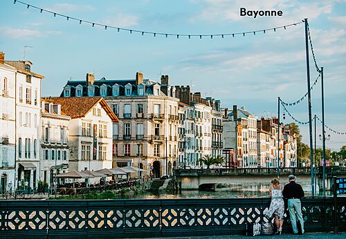 Kleurrijke gevels langs de Nive in Bayonne, historische stad in Baskenland.