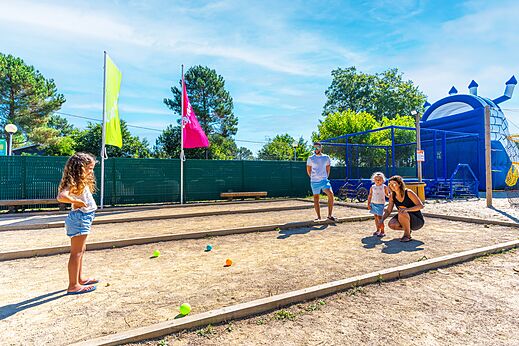 Jeu de boules met familie op camping CAPFUN Pomme de Pin in Saubion (40).