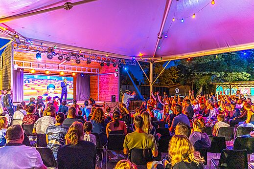 Avondanimatieshow voor families onder tent op camping CAPFUN Pomme de Pin in Saubion (40).