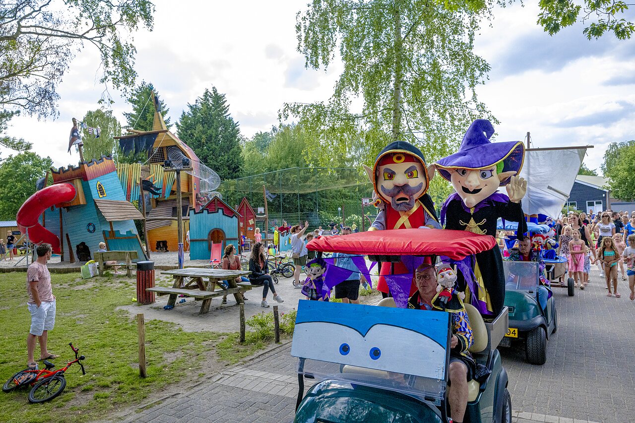 Thematische speeltuin en animatieparade op camping CAPFUN Ponderosa in Ulicoten.
