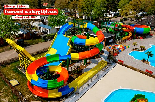 Kleurrijke waterglijbanen en buitenzwembad op camping CAPFUN Ponderosa in Ulicoten.