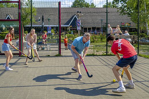 Hockeywedstrijd op multisportterrein op camping CAPFUN Ponderosa in Ulicoten.