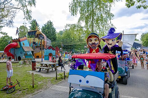 Mascotteparade en kleurrijke speeltuin op camping CAPFUN Ponderosa in Ulicoten.