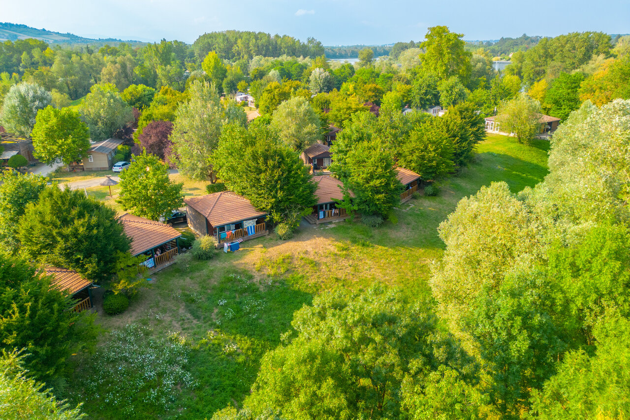 Mobil-homes en weelderige natuur, luchtfoto op camping CAPFUN Les Portes du Beaujolais in Anse (69).
