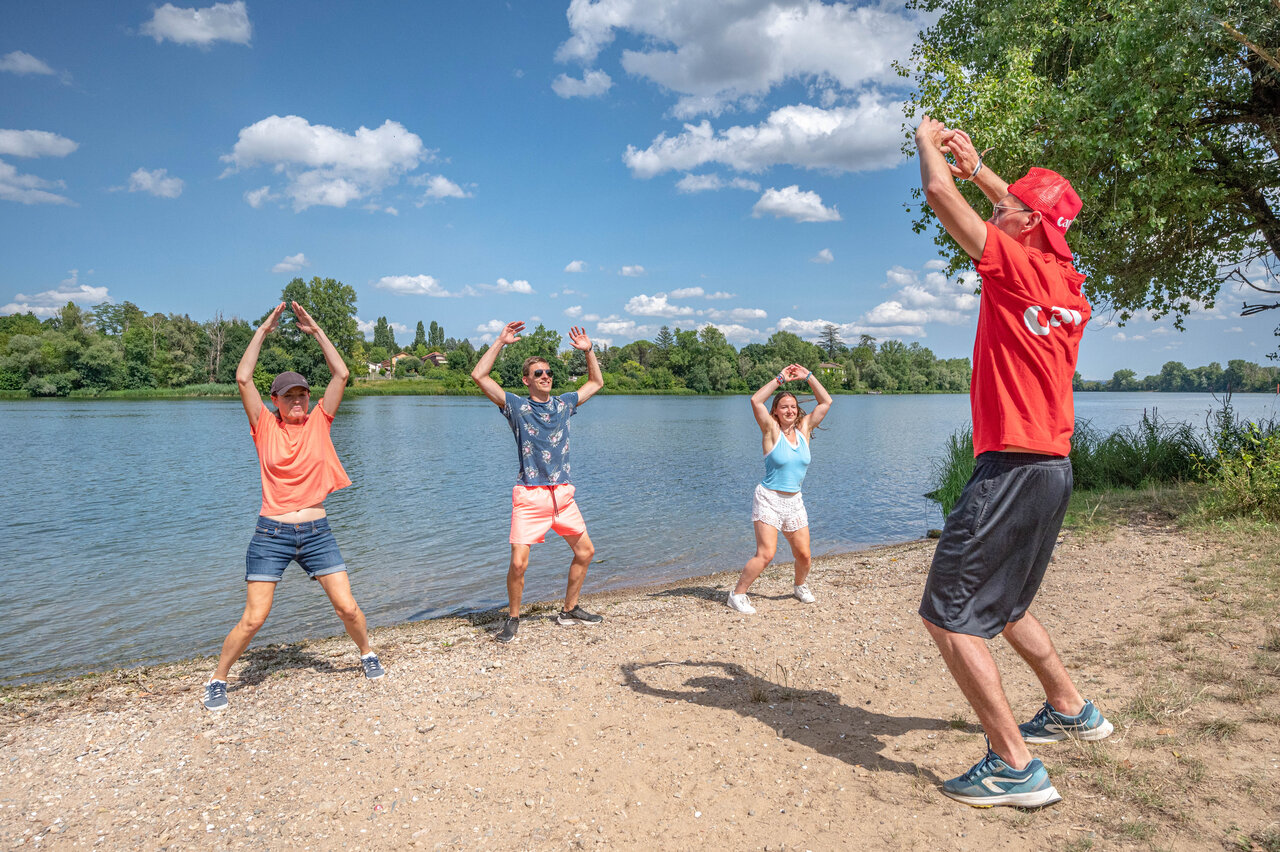 Groeps sportanimatie aan het water op camping CAPFUN Anse.
