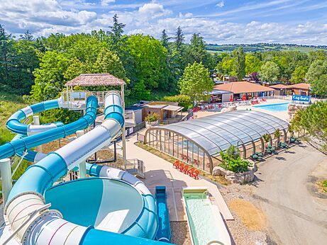 Glijbanen en zwembaden op camping CAPFUN Les Portes du Beaujolais in Anse (69).