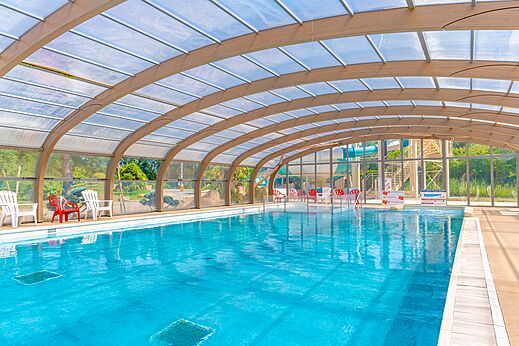 Overdekt zwembad op camping CAPFUN Les Portes du Beaujolais in Anse (69).