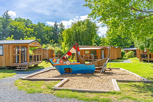 Speeltuin vikingschip en stacaravans op camping CAPFUN Les Portes du Beaujolais in Anse (69).