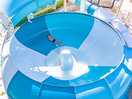 Reusachtige trechter waterglijbaan, camping CAPFUN Les Portes du Beaujolais Anse.