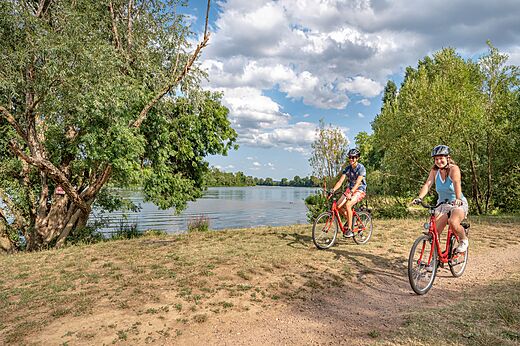 Fietstocht langs het meer op camping CAPFUN Les Portes du Beaujolais in Anse (69).
