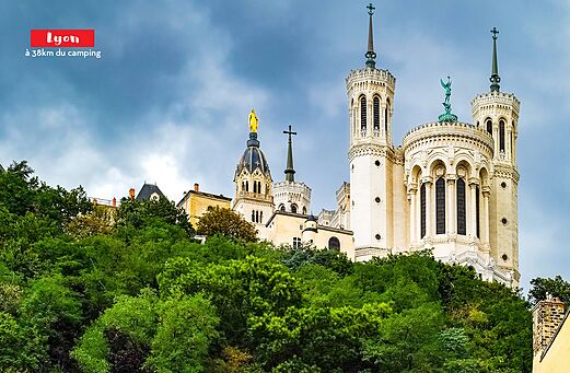 Basiliek Notre-Dame de Fourvière, iconisch monument te bezoeken in Lyon, Auvergne-Rhône-Alpes.