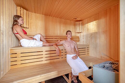 Houten sauna met stel op CAPFUN Les Portes du Beaujolais in Anse (69).