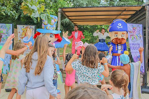 Kinderanimatie met mascottes op camping CAPFUN Les Portes du Beaujolais à Anse.