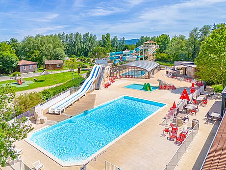 Zwembaden, glijbanen en restaurant op camping CAPFUN Les Portes du Beaujolais Anse (69).