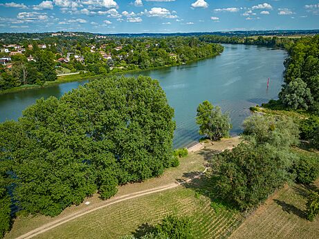 Rivier en natuur op camping CAPFUN Les Portes du Beaujolais in Anse (69).