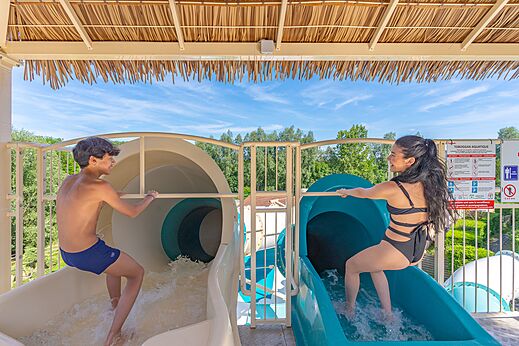 Waterglijbanen op camping CAPFUN Les Portes du Beaujolais in Anse.