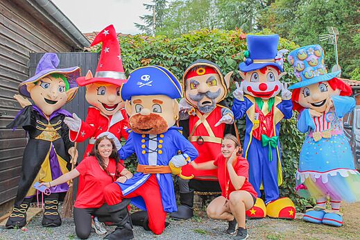 Lachende mascottes en animatrices voor activiteiten op camping CAPFUN Les Portes du Beaujolais in Anse (69).