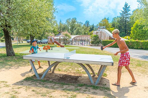 Buiten tafeltennis voor kinderen op camping CAPFUN Les Portes du Beaujolais in Anse.