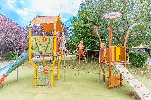 Speeltuin met glijbanen op camping CAPFUN Les Portes du Beaujolais in Anse (69).