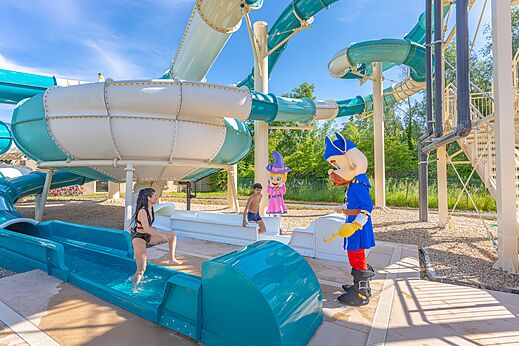 Waterglijbanen en mascottes op camping CAPFUN Les Portes du Beaujolais in Anse (69).