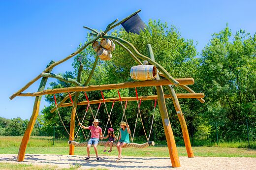 Grote houten schommel op camping CAPFUN Les Portes du Beaujolais in Anse (69).