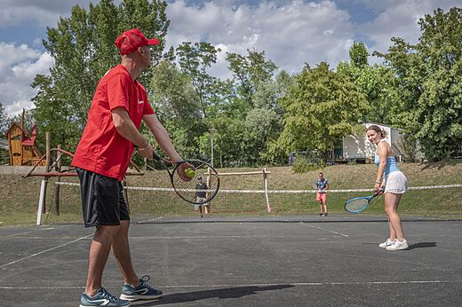 Tennisbaan op camping CAPFUN Les Portes du Beaujolais in Anse (69).
