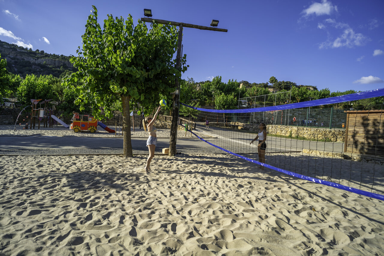 Beachvolleybal op zand en speeltuin op camping CAPFUN Serra de Prades in Vilanova de Prades (43).