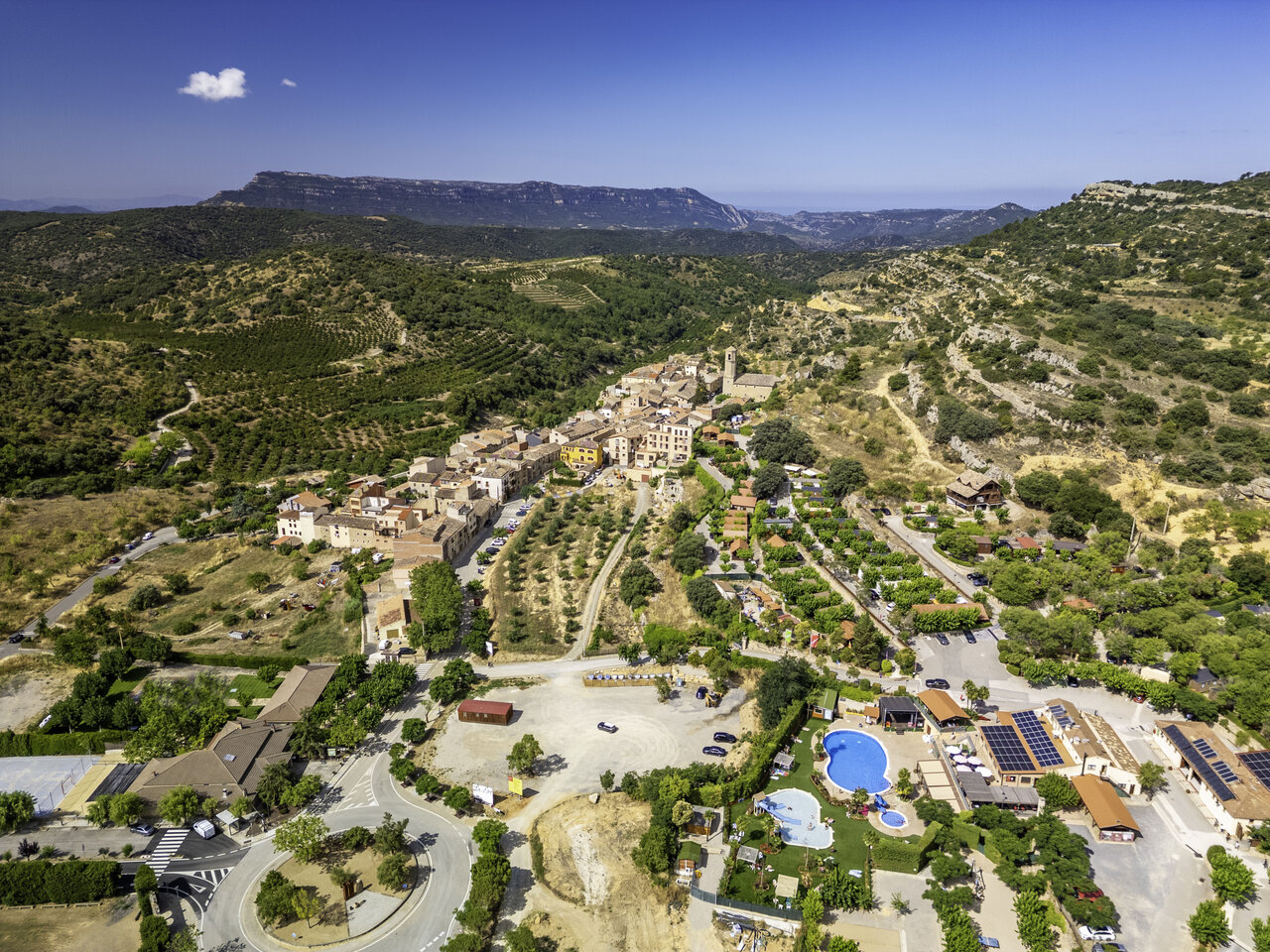 Zwembaden, natuur, dorp op camping CAPFUN Serra de Prades in Vilanova de Prades (43).