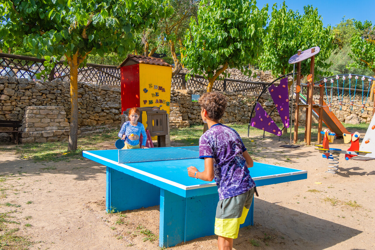Kinderen spelen tafeltennis op een speelplaats op camping CAPFUN Serra de Prades in Vilanova de Prades (43).