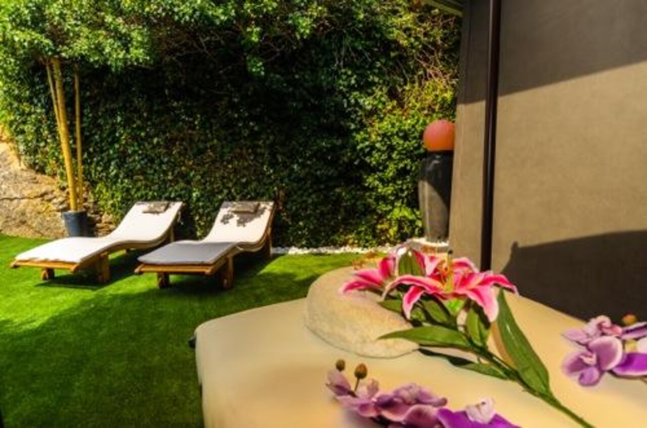 Buiten spa-ruimte met ligstoelen op camping CAPFUN Serra de Prades in Vilanova de Prades (43).