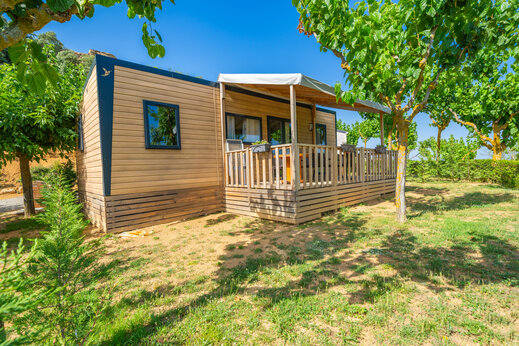 Moderne stacaravan met houten terras op camping CAPFUN Serra de Prades.
