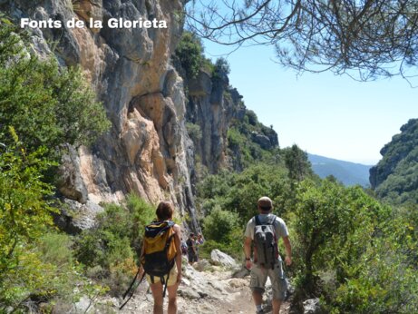 Wandelaars verkennen Fonts de la Glorieta, natuurlijke plek nabij Vilanova de Prades.