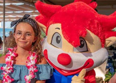 Campingmascotte en glimlachend meisje op camping CAPFUN Serra de Prades.