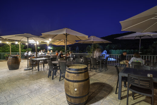 Buitenrestaurant 's nachts op camping CAPFUN Serra de Prades in Vilanova de Prades.