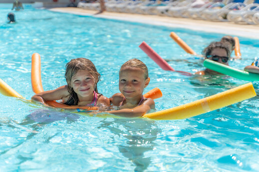 Buitenzwembad met kinderen op camping CAPFUN Serra de Prades in Vilanova de Prades.